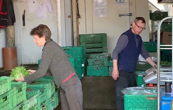 Bundespräsidentin Sommaruga beim Verpacken von Gemüse