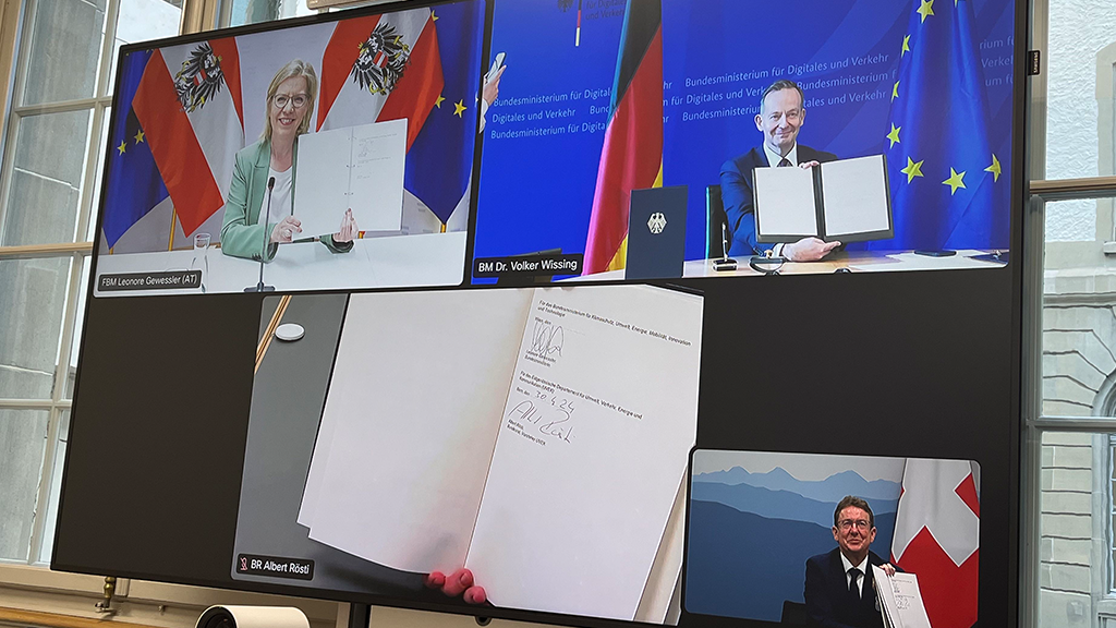 La ministre fédérale autrichienne Leonore Gewessler, le ministre fédéral allemand Volker Wissing et le conseiller fédéral Albert Rösti ont signé un document de position sur la modernisation du rail.