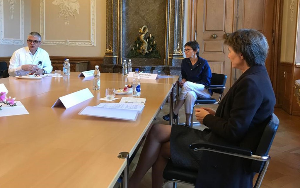 Bundespräsidentin Sommaruga im mit Manuel Battegay (Leiter Infektiologie & Spitalhygiene) und Ursi Barandun (Leiterin Pflege) vom Universitätsspital Basel 