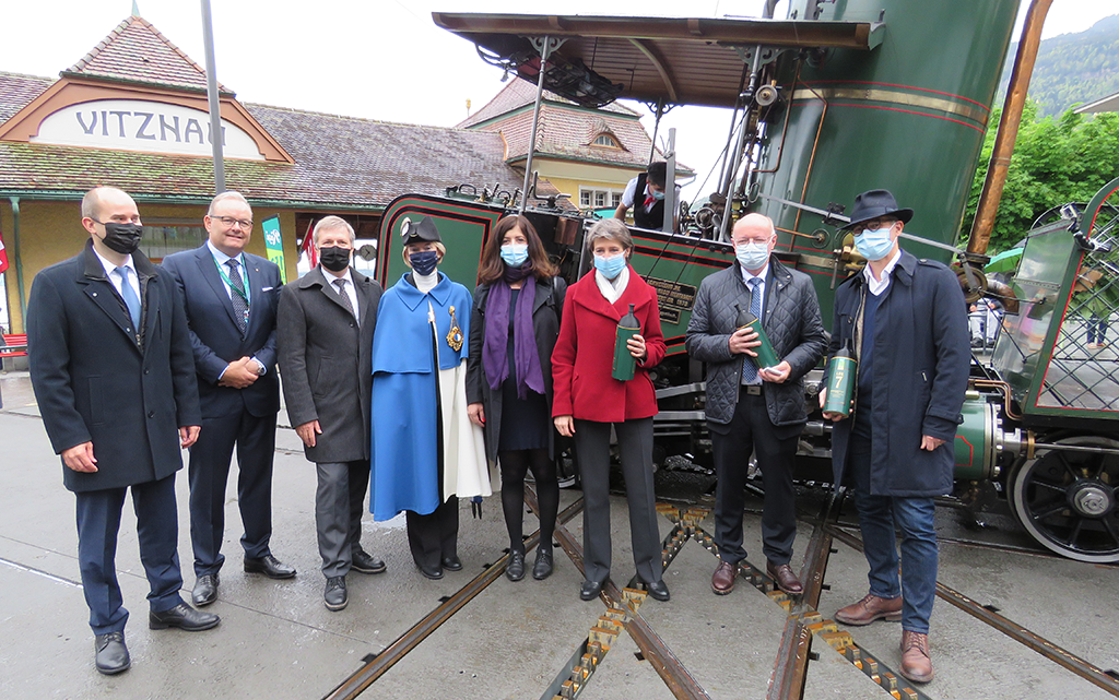 Bundesrätin Sommaruga vor der historischen Lokomotive zusammen mit den andere Rednern der Jubiläumsfeier: Karl Bucher, Verwaltungsratspräsident der Rigi-Bahnen, SBB-Chef Vincent Ducrot und Herbert Imbach, Gemeindepräsident von Vitznau.