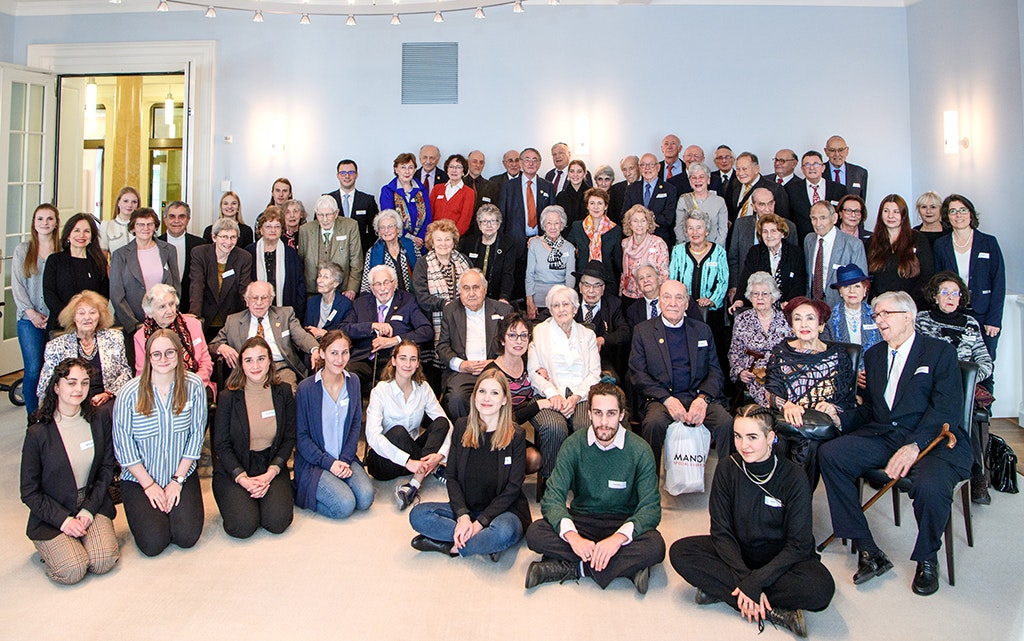 Gruppenbild mit Holocaust-Überlebenden und Geschichts-Studierenden