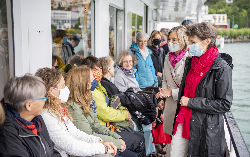 Bundesrätin Simonetta Sommaruga auf dem Rütlischiff im Gespräch mit zur Bundesfeier eingeladenen Frauen
