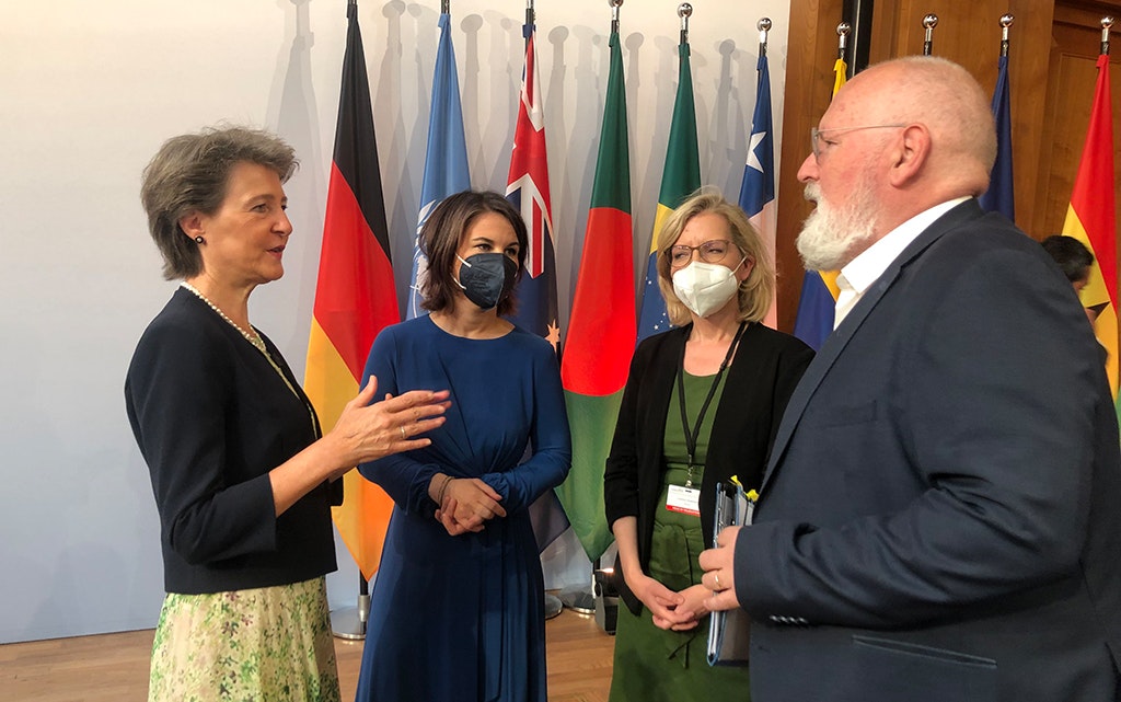 Bundesrätin Sommaruga mit der deutschen Aussenministerin Annalena Bearbock, Leonore Gewessler (österreichische Bundesministerin für Klimaschutz, Umwelt, Energie, Mobilität, Innovation und Technologie) und Frans Timmermans (EU-Kommissar für Klimaschutz)