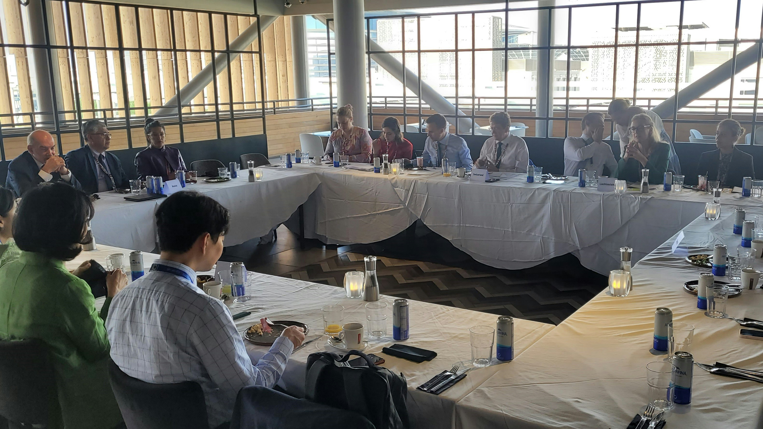 Frühstückstreffen der Minister der Environmental Integrity Group (EIG), welche die Schweiz mit Bundesrat Albert Rösti präsidiert. Mit dabei waren die Umweltministerinnen und -minister aus Südkorea (Hyoeun Jenny Kim), Mexiko (Joel Antonio Hernández García), Monaco (Isabelle Berro-Amadeï), Liechtenstein (Sabine Monauni) und Georgien (Nino Tandilashvili). Die EIG engagiert sich für eine fortschrittliche Klimapolitik.