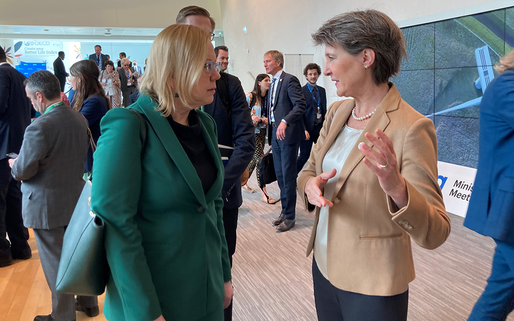 Bundesrätin Simonetta Sommaruga im Gespräch mit der polnischen Energieministerin Anna Moskwa