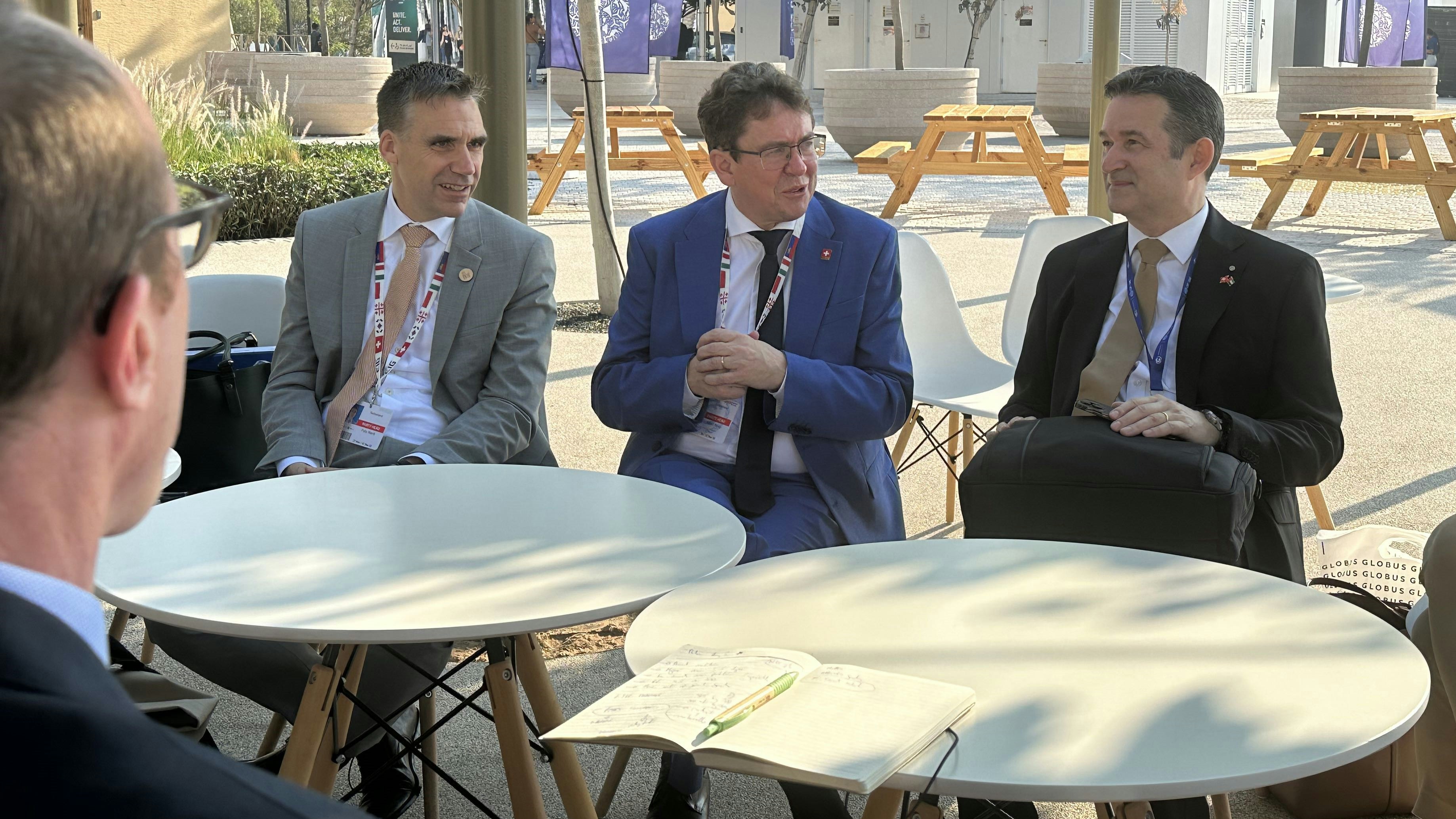 Umweltbotschafter Felix Wertli, Bundesrat Albert Rösti und Botschafter Arthur Mattli