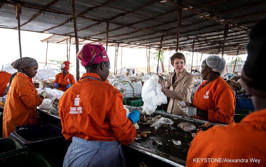 Bundesrätin Sommaruga beim Besuch eines Recycling-Unternehmens in Nairobi