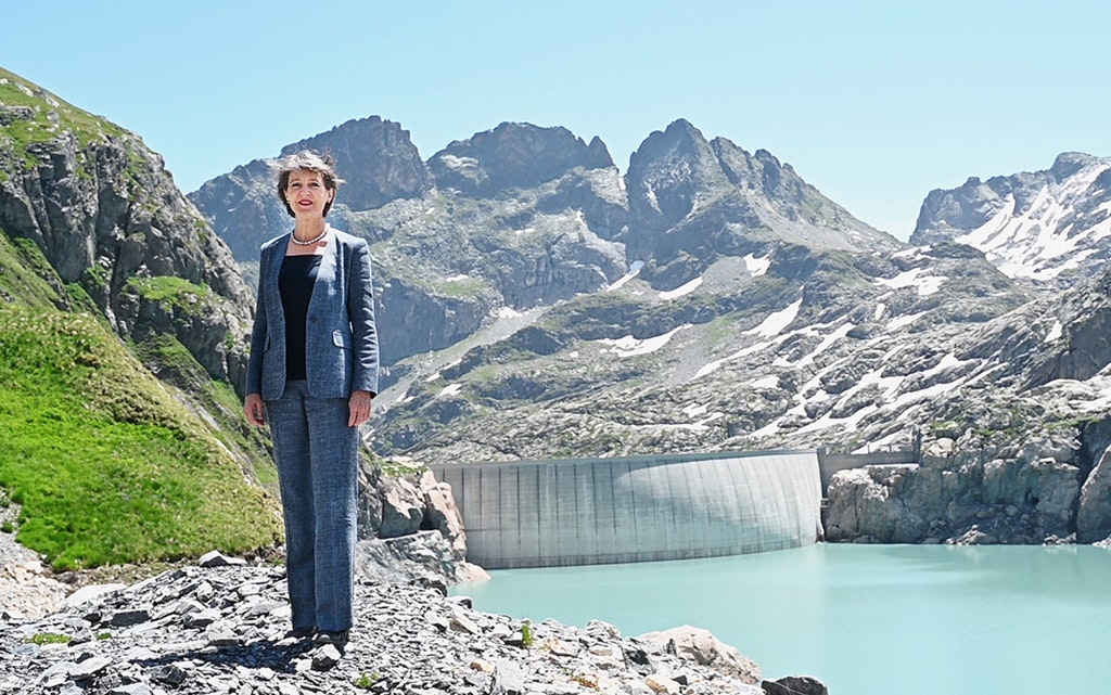 Bundesrätin Simonetta Sommaruga vor dem Staudamm von Vieux-Emosson