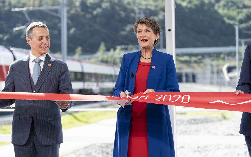 Bundespräsidentin Sommaruga zerschneidet das Band