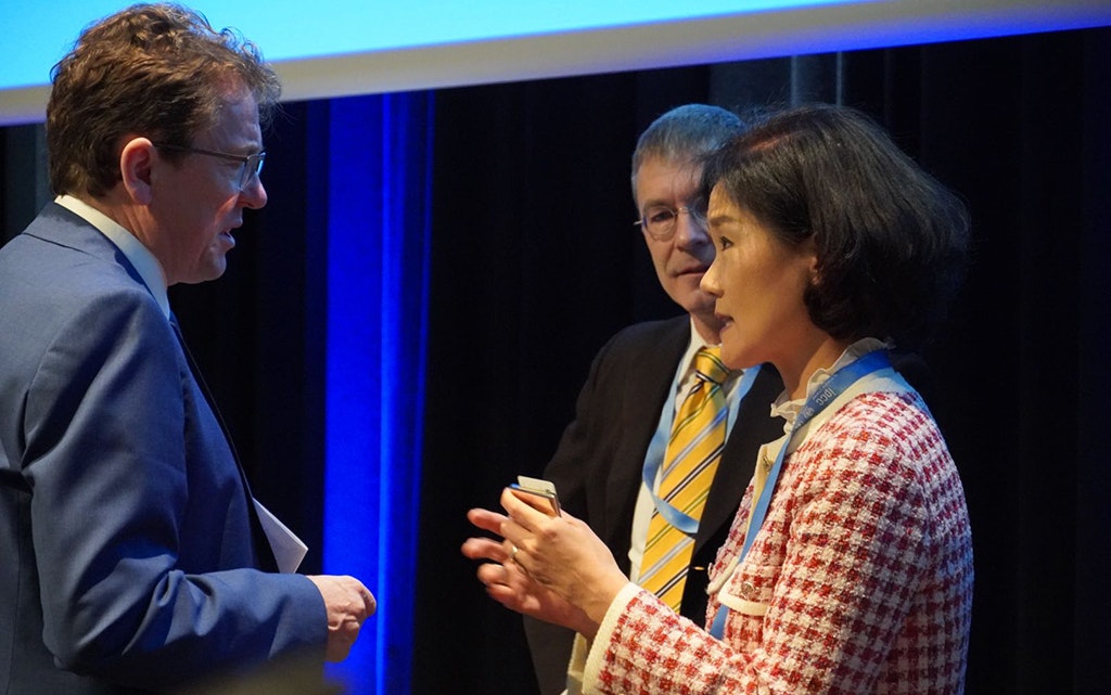 Bundesrat Albert Rösti und Hyoeun Jenny Kim, Botschafterin und stellvertretende Ministerin für Klimawandel im Aussenministerium der Republik Korea.