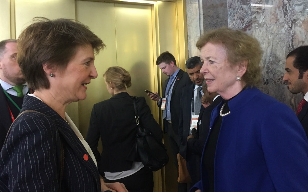 Bundesrätin Sommaruga unterhält sich mit Mary Robinson, ehemalige Präsidentin von Irland und UN-Hochkommissarin für Menschenrechte sowie frühere Sondergesandte für den Klimawandel
