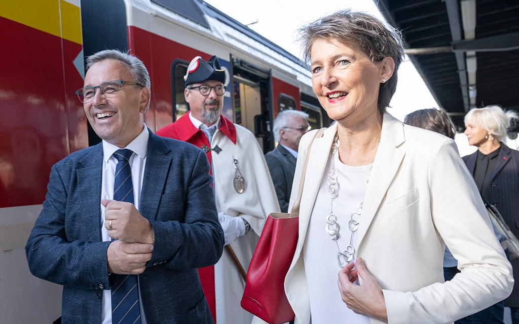 Bundesrätin Sommaruga wird von Roberto Schmidt, Präsident des Staatsrates und Energiedirektor des Kantons Wallis, begrüsst.