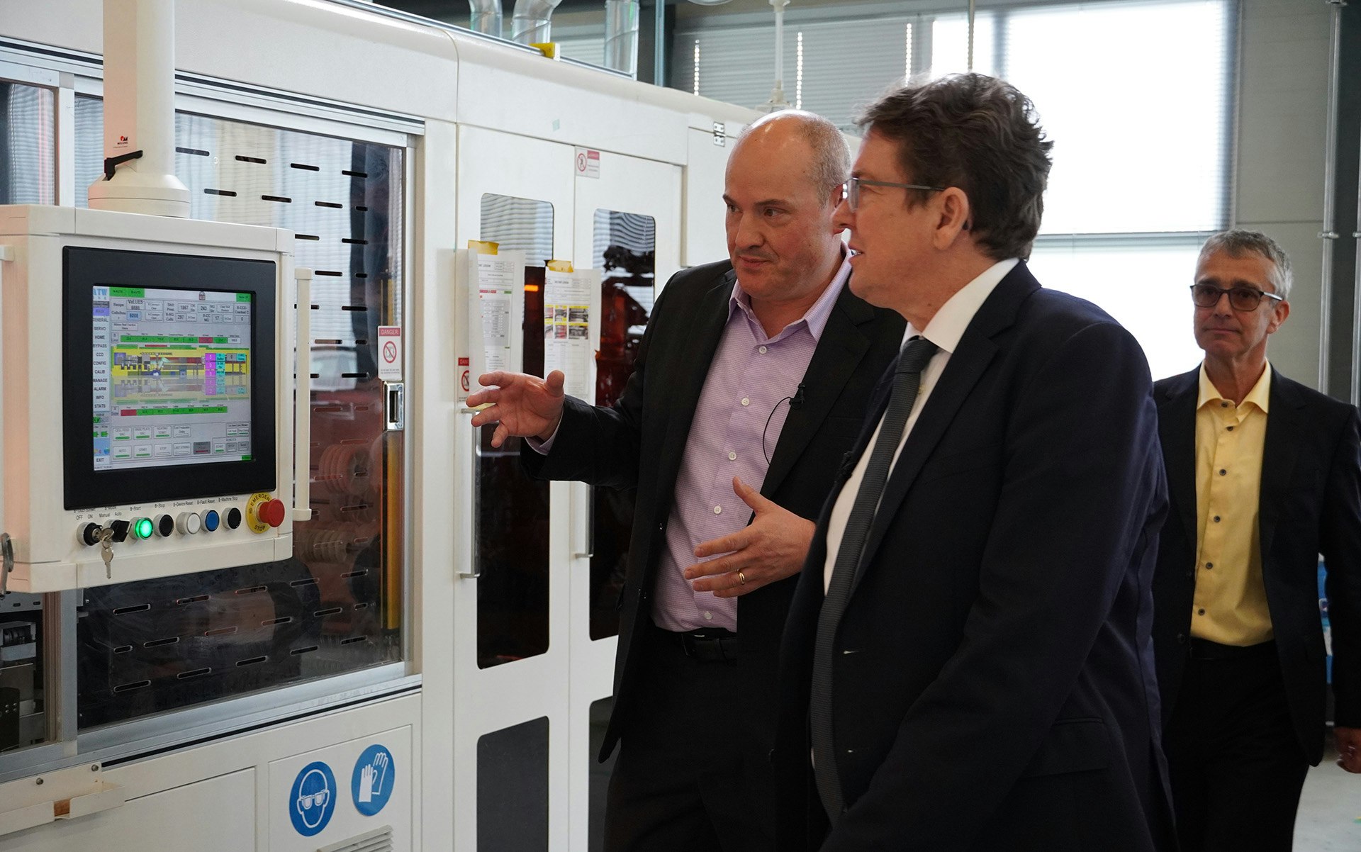 Marcus Bäckmann (CTO und stellvertretender CEO 3S), Bundesrat Albert Rösti und Patrick Hofer-Noser (Gründer und CEO 3S)