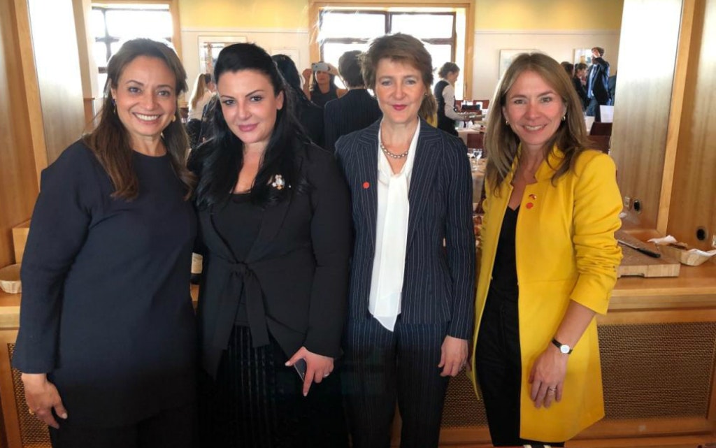 Amani Abou-Zeid (Energiekommisarin der  Afrikanische Union), die albanische Energieministerin Belinda Balluku, Bundesrätin Simonetta Sommaruga und die chilenische Energieministerin Susana Jiménez