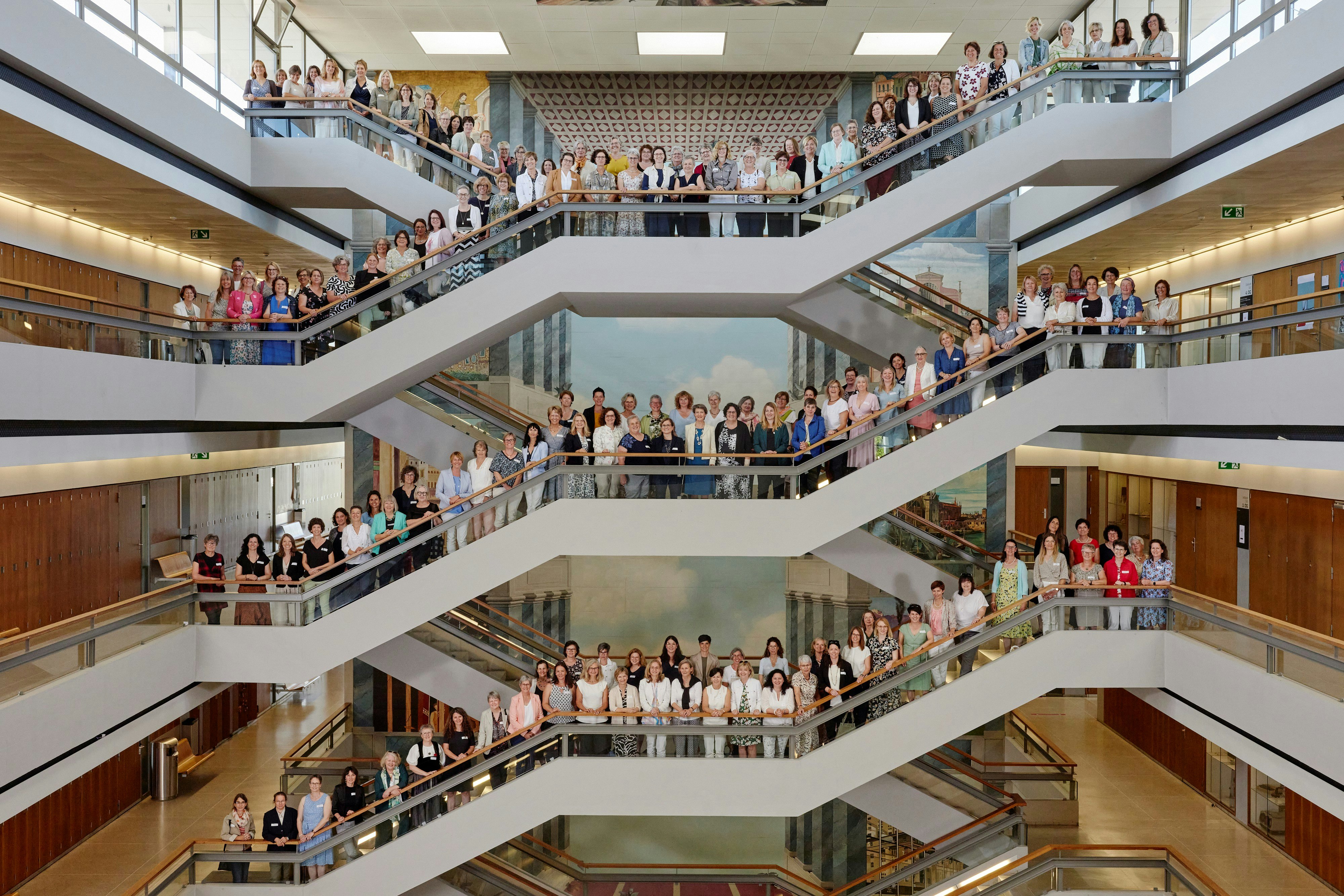 Die 160 Stadt- und Gemeindepräsidentinnen mit Bundesrätin Simonetta Sommaruga