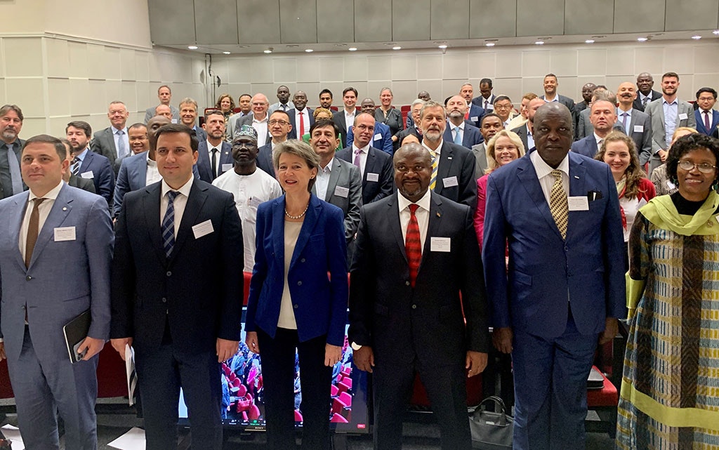 Bundesrätin Simonetta Sommaruga mit den Ministerinnen und Ministern