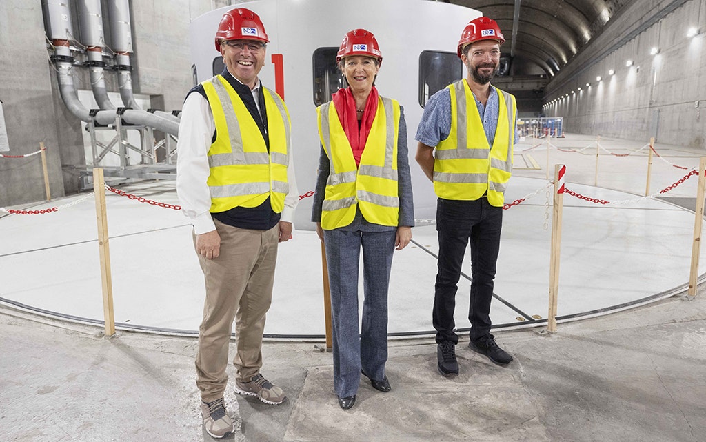 Roberto Schmidt, Präsident des Staatsrats des Kantons Wallis, Bundesrätin Simonetta Sommaruga und Romain Fournier, Vizepräsident der Gemeinde Finhaut