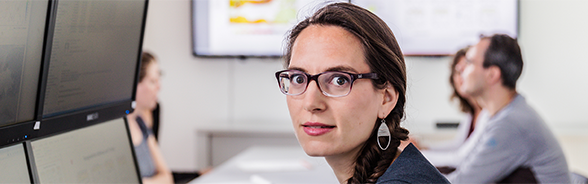 Themenbild einer Mitarbeitenden vom UVEK