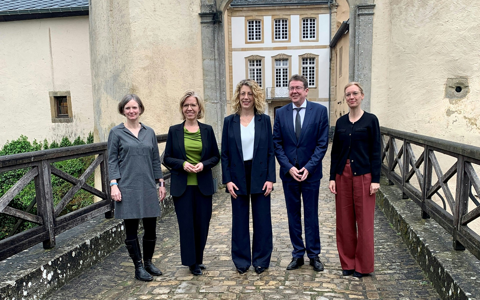 Beim Schloss Bourglinster, von links nach rechts: Eva Kracht (Abteilungsleiterin im deutschen Bundesamt für Umwelt), Leonore Gewessler (österreichische Umweltministerin), Joëlle Welfring (luxemburgische Umweltministerin), Bundesrat Albert Rösti und Sabine Monauni (liechtensteinische Umweltministerin)