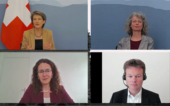 Bundesrätin Simonetta Sommaruga, Andrea Burkhardt (Chefin der Sektion Klima BAFU), Klimaforscher Reto Knutti, Politikwissenschaftlerin Isabelle Stadelmann