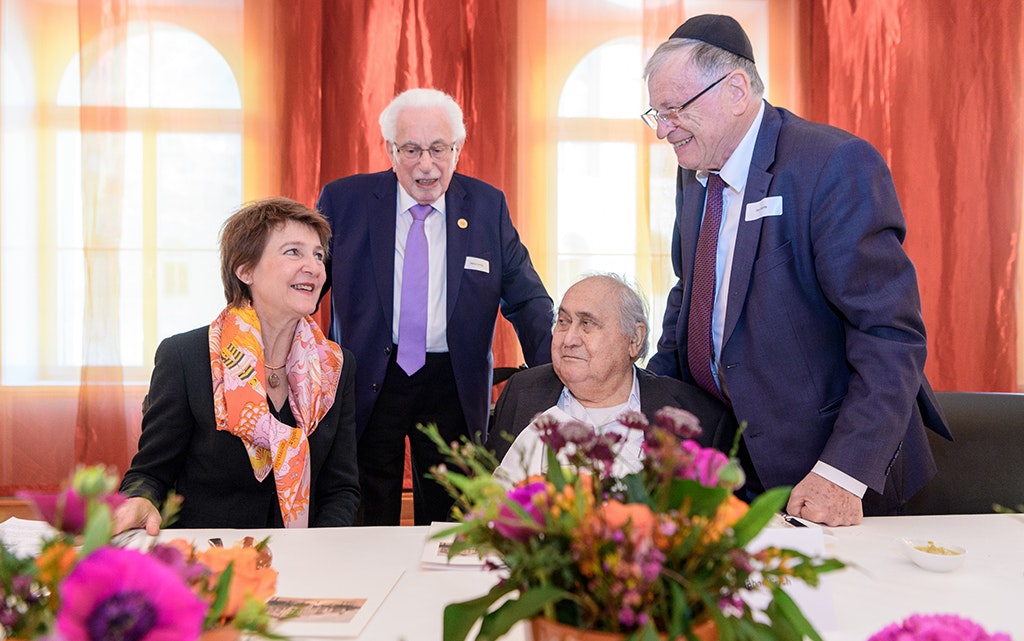 Bundespräsidentin Simonetta Sommaruga mit Shlomo Graber, Gabor Hirsch und Peter Iczkovits