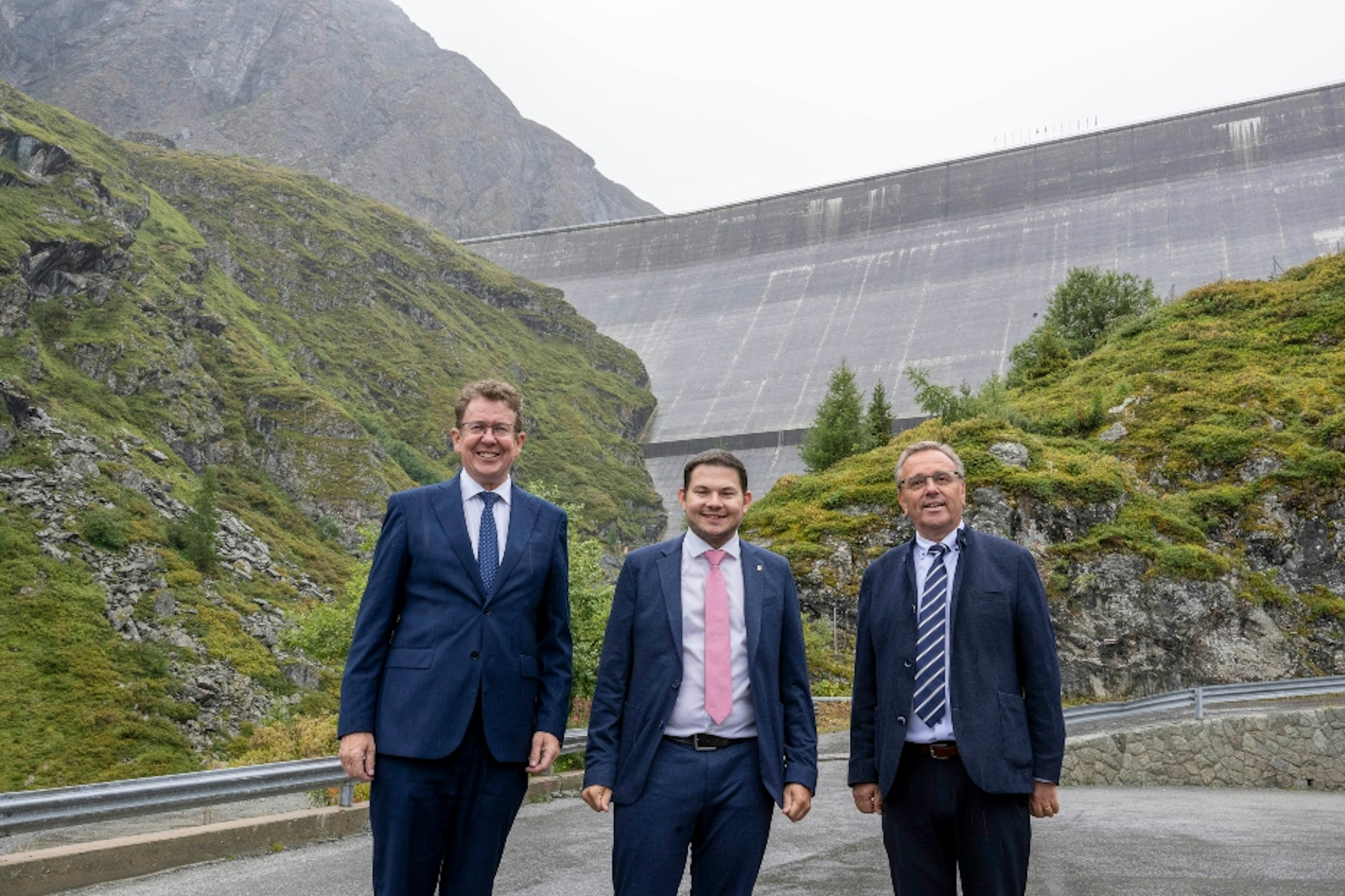 Bundesrat Albert Rösti, Grégory Logean (Gemeindepräsident von Hérémence) und Roberto Schmidt (Staatsrat Kanton Wallis)