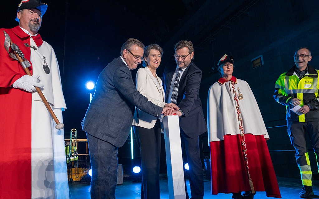 Roberto Schmidt, Präsident des Staatsrates und Energiedirektor des Kantons Wallis, Bundesrätin Simonetta Sommaruga und Michael Wider, Präsident der Gesellschaft Nant de Drance, drücken bei der Einweihung des Pumpspeicherkraftwerks Nant de Drance auf den Knopf, um die Anlage in Betrieb zu nehmen. 