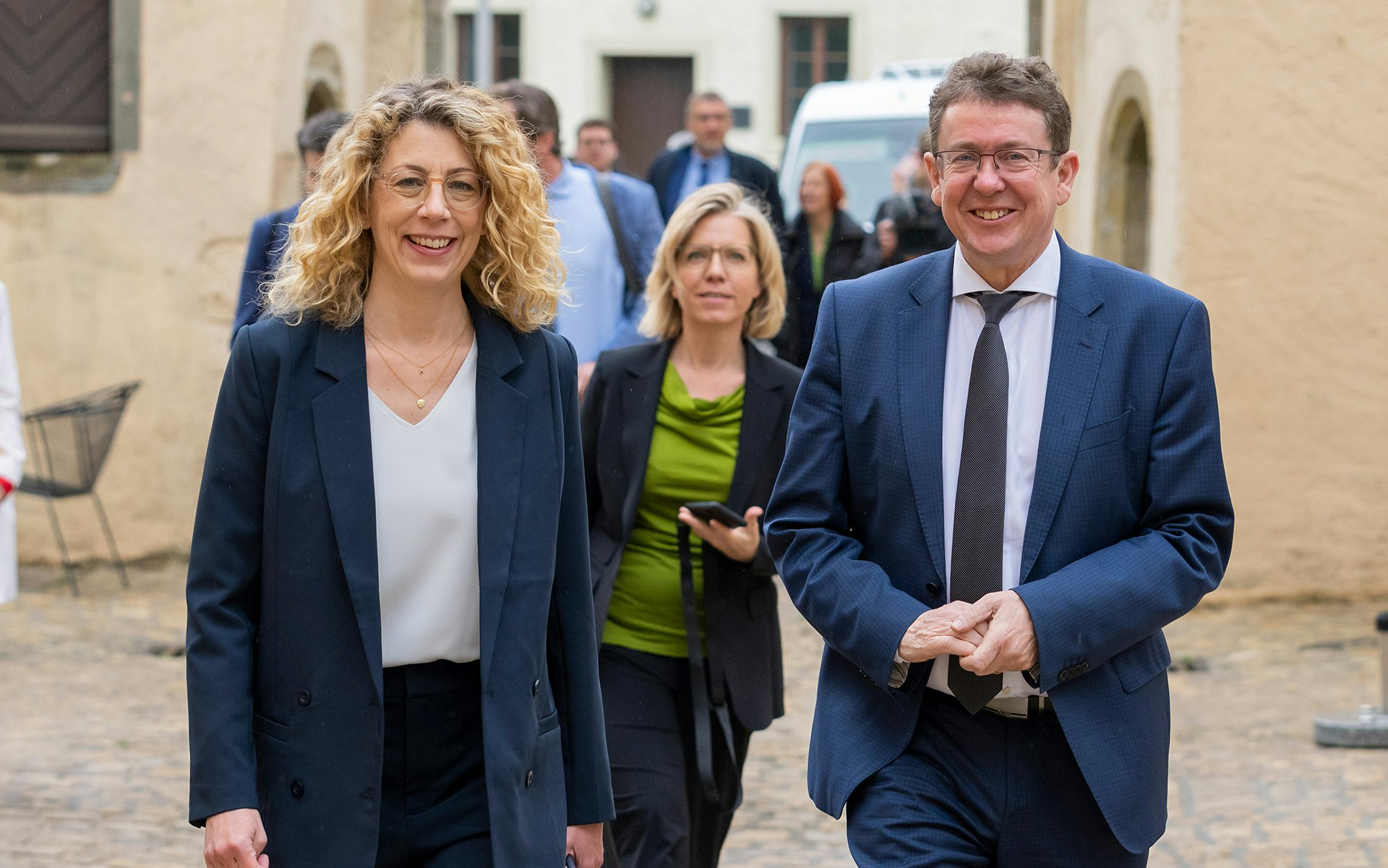Die Ministerinnen Joëlle Welfring (Luxemburg) und Leonore Gewessler (Österreich) zusammen mit Bundesrat Albert Rösti 