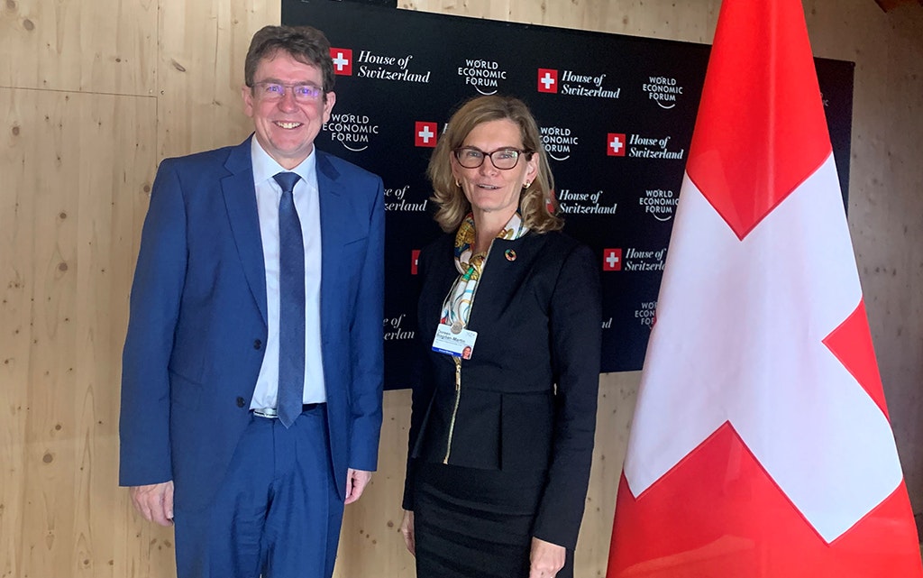 Bundesrat Albert Rösti und Doreen Bogdan-Martin, Generalsekretärin der internationalen Fernmeldeunion (ITU)