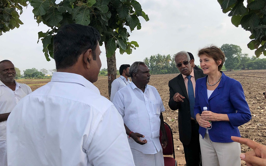 Federal Councillor Sommaruga and rice farmers of the RIICE project