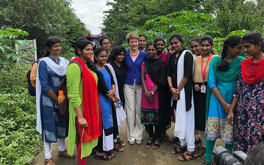 Federal Councillor Sommaruga with female students (Engineering and Technology) at Singanallur Lake
