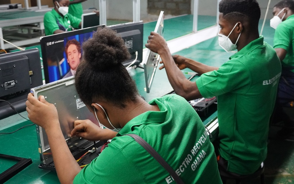 Dismantling electronic waste