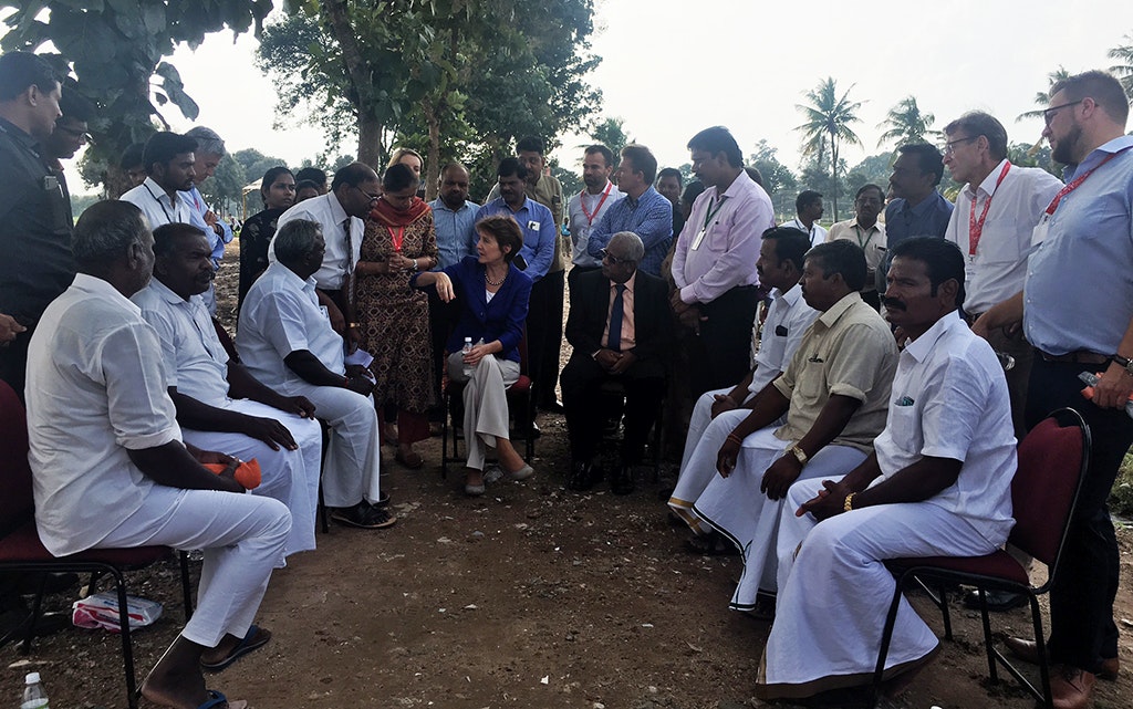Federal Councillor Sommaruga and rice farmers of the RIICE project