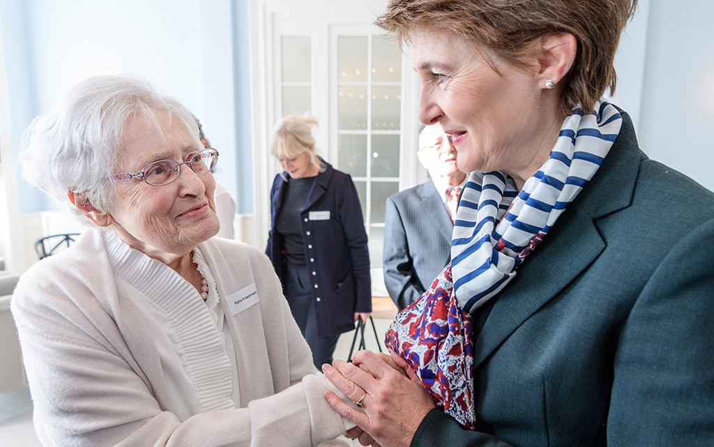 La présidente de la Confédération Simonetta Sommaruga et Sophia Friedmann
