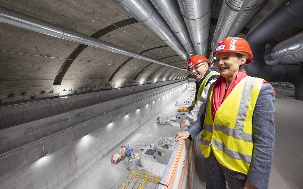 Galerie supérieure de la caverne des machines dans la centrale de pompage-turbinage de Nant de Drance