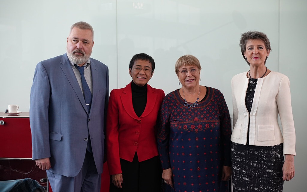 Dmitry Muratov (rédacteur en chef du journal indépendant russe Novaïa Gazeta), Maria Ressa (fondatrice de la plateforme en ligne Rappler aux Philippines), Michelle Bachelet (Haute-Commissaire des Nations Unies aux droits de l’homme) et la conseillère fédérale Simonetta Sommaruga