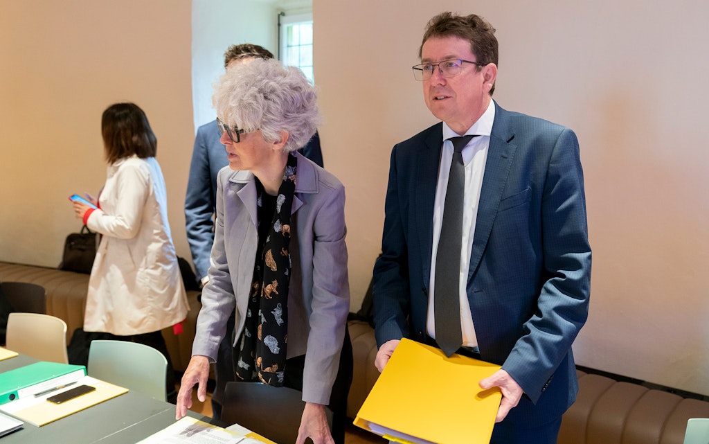 Katrin Schneeberger (tête de la direction de l’Office fédéral de l’environnement OFEV) et le conseiller fédéral Albert Rösti 