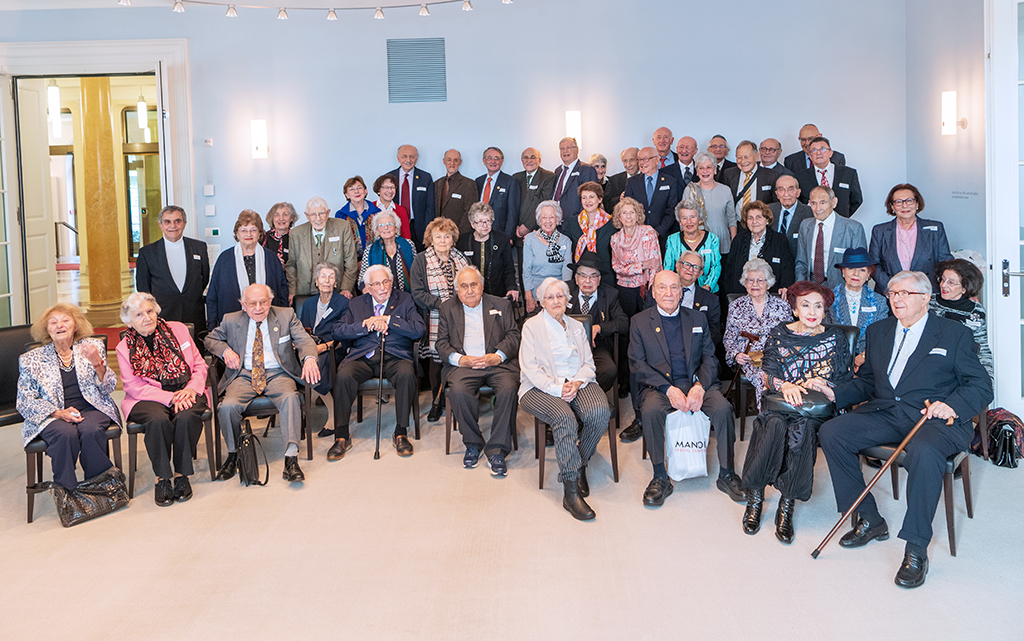 Photo de groupe avec les survivants de l’Holocauste