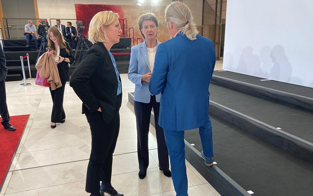 La conseillère fédérale  Simonetta Sommaruga, Leonore Gewessler (ministre autrichienne en charge de la protection du climat, de l’environnement, de l’énergie, de la mobilité, de l’innovation et de la technologie) et le ministre luxembourgeois de l'énergie Claude Turmes