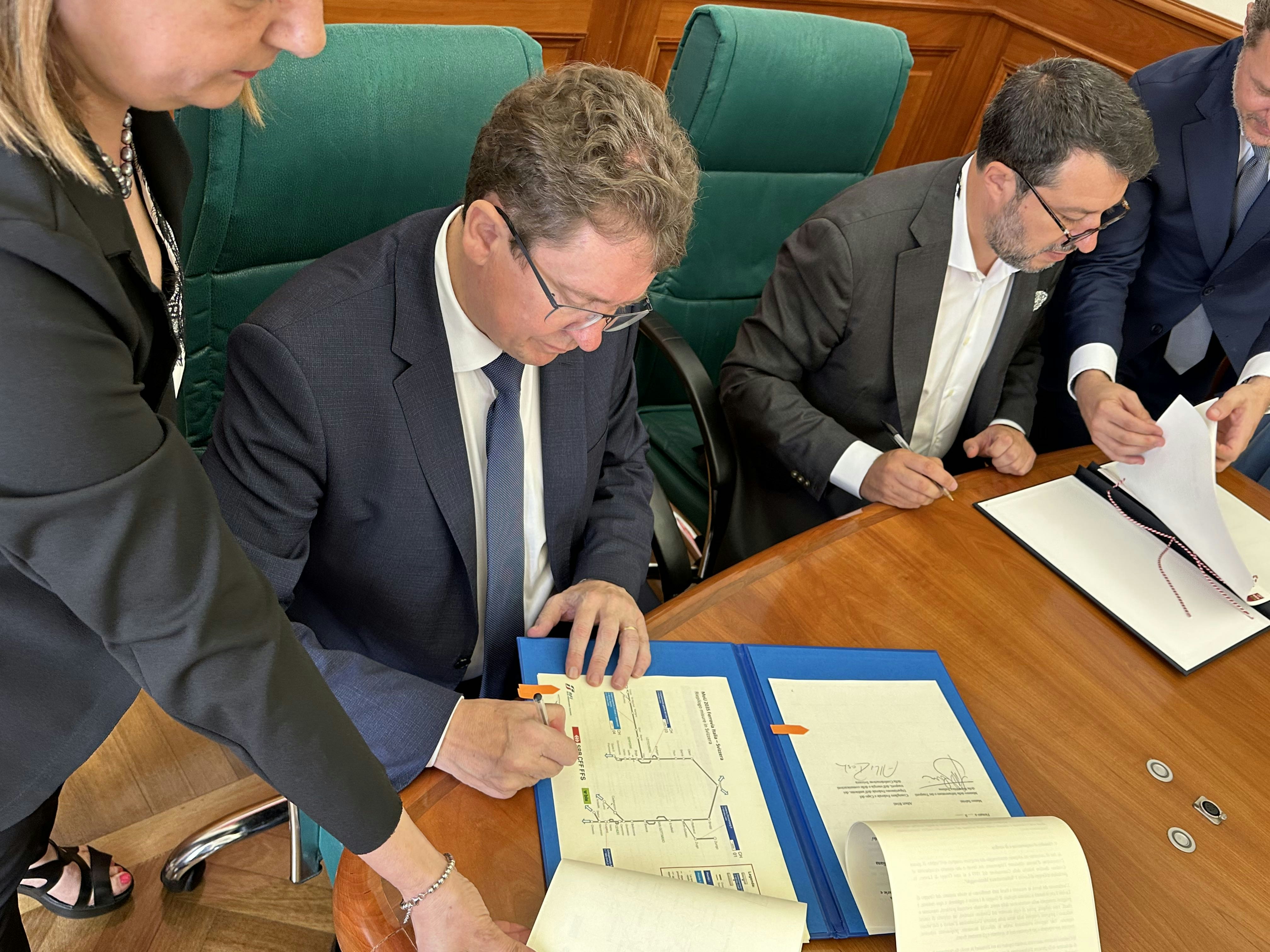 Avec leur accord, le conseiller fédéral Albert Rösti et Matteo Salvini, vice-président du Conseil des ministres et ministre des infrastructures et des transports, mettent en avant l’étroite collaboration de la Suisse et de l’Italie en matière de transports.