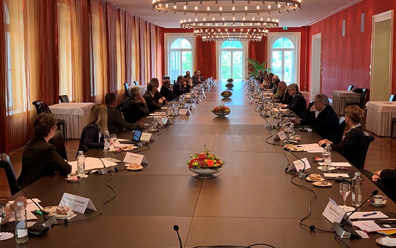 Les participants au sommet du tourisme dans la salle de conférence du Bernerhof