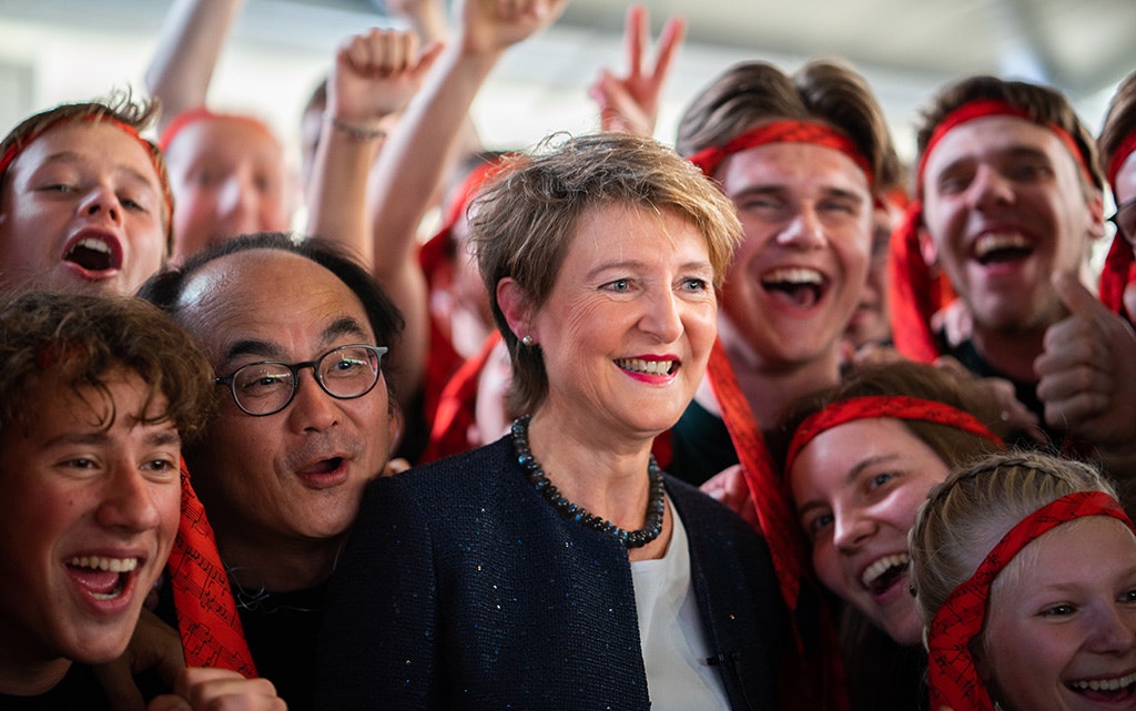 La conseillère fédérale Simonetta Sommaruga avec des participants à la Fête fédérale des musiques de jeunes 2019
