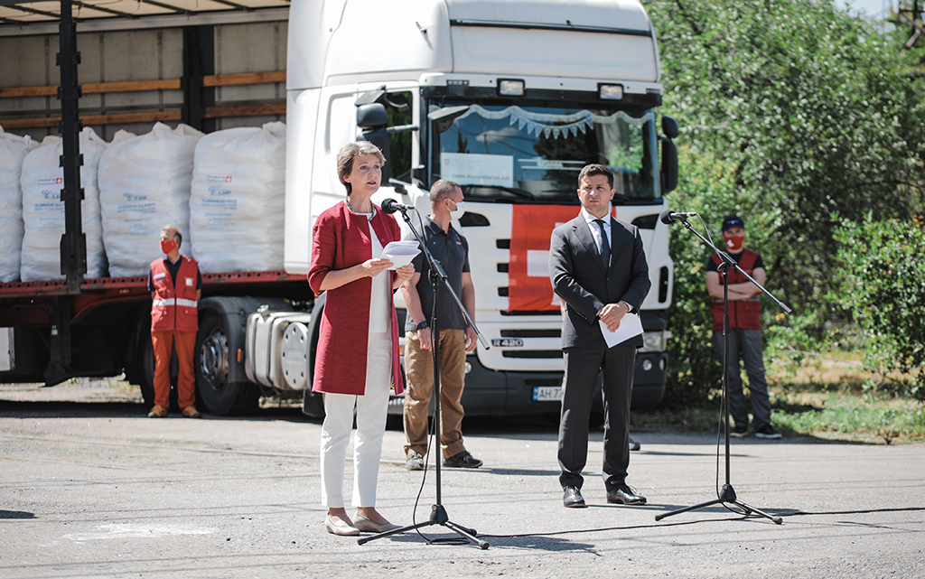 La présidente de la Confédération Simonetta Sommaruga et le président ukrainien Volodymyr Zelenskyy dans le Donbass
