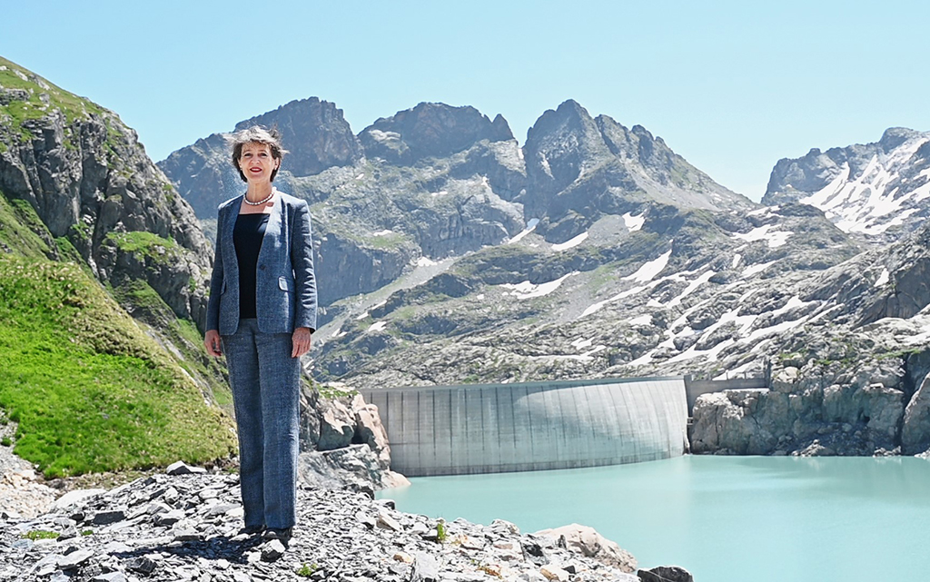 La conseillère fédérale Simonetta Sommaruga devant le barrage du Vieux-Emosson