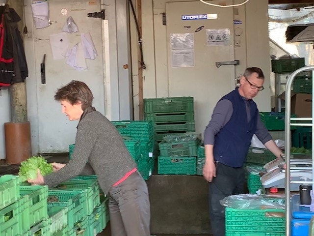 Bundespräsidentin Sommaruga beim Verpacken von Gemüse