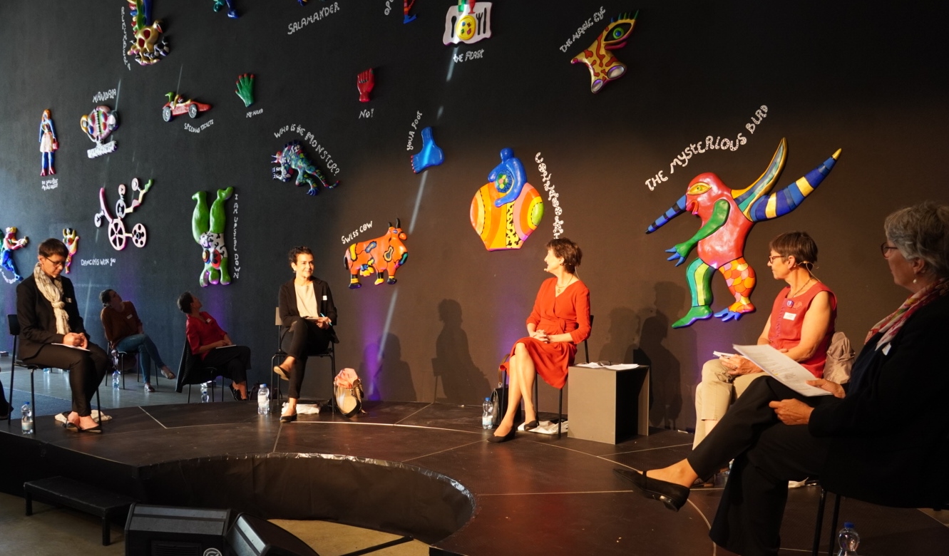 Anne Challandes, présidente de l’Union suisse des paysannes et des femmes rurales, Nicole Loeb, responsable d’un groupe de grands magasins bernois, la présidente de la Confédération Simonetta Sommaruga et Ursi Barandun, infirmière experte en soins à l’Hôpital universitaire de Bâle.