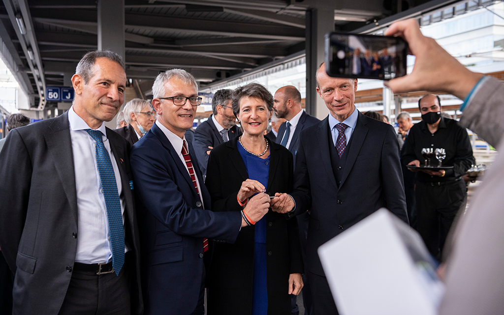 Petros Mavromichalis (UE), Alberto Mazzola (directeur exécutif de la Communauté européenne du rail), la conseillère fédérale Simonetta Sommaruga et Herald Ruijters (UE): ils tiennent dans leurs mains la «Clé de Berne». Cette clé maîtresse a été normalisée par une Conférence internationale sur les chemins de fer à Berne en 1886 et elle peut être considérée comme le point de départ des efforts visant à mettre en place un système ferroviaire européen interopérable.