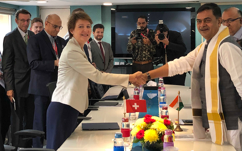 La conseillère fédérale Simonetta Sommaruga et le ministre indien de l’électricité et des énergies nouvelles et renouvelables, Raj Kumar Singh