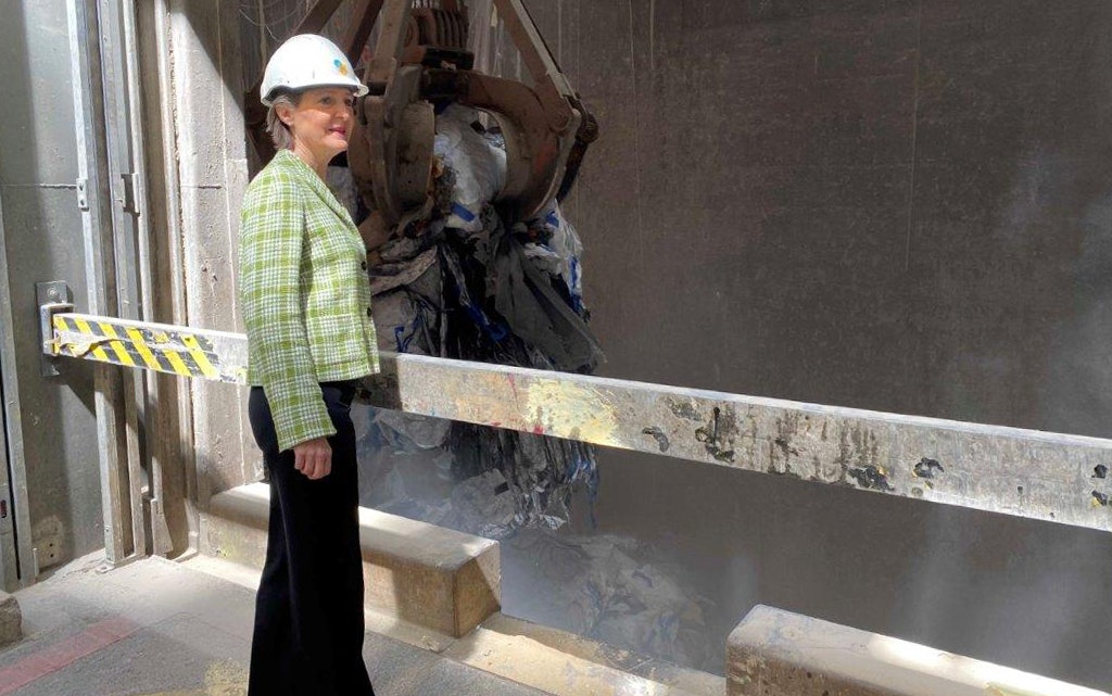 La conseillère fédérale Simonetta Sommaruga devant l’usine d’incinération des déchets, dont la chaleur résiduelle est utilisée pour la production d’énergie.