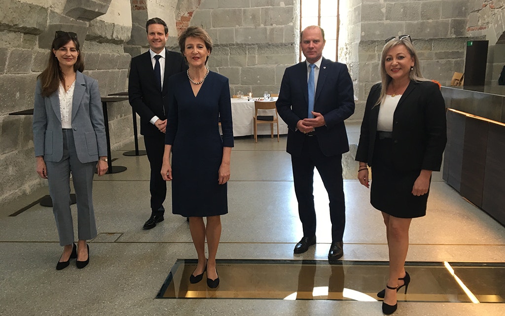 Rebecca Ruiz (conseillère d’État vaudois), Alexandre Manuel (traiteur), la présidente de la Confédération Simonetta Sommaruga, Philippe Leuba (conseiller d’État vaudois) et Nuria Gorrite (présidente du Conseil d’Etat vaudois)